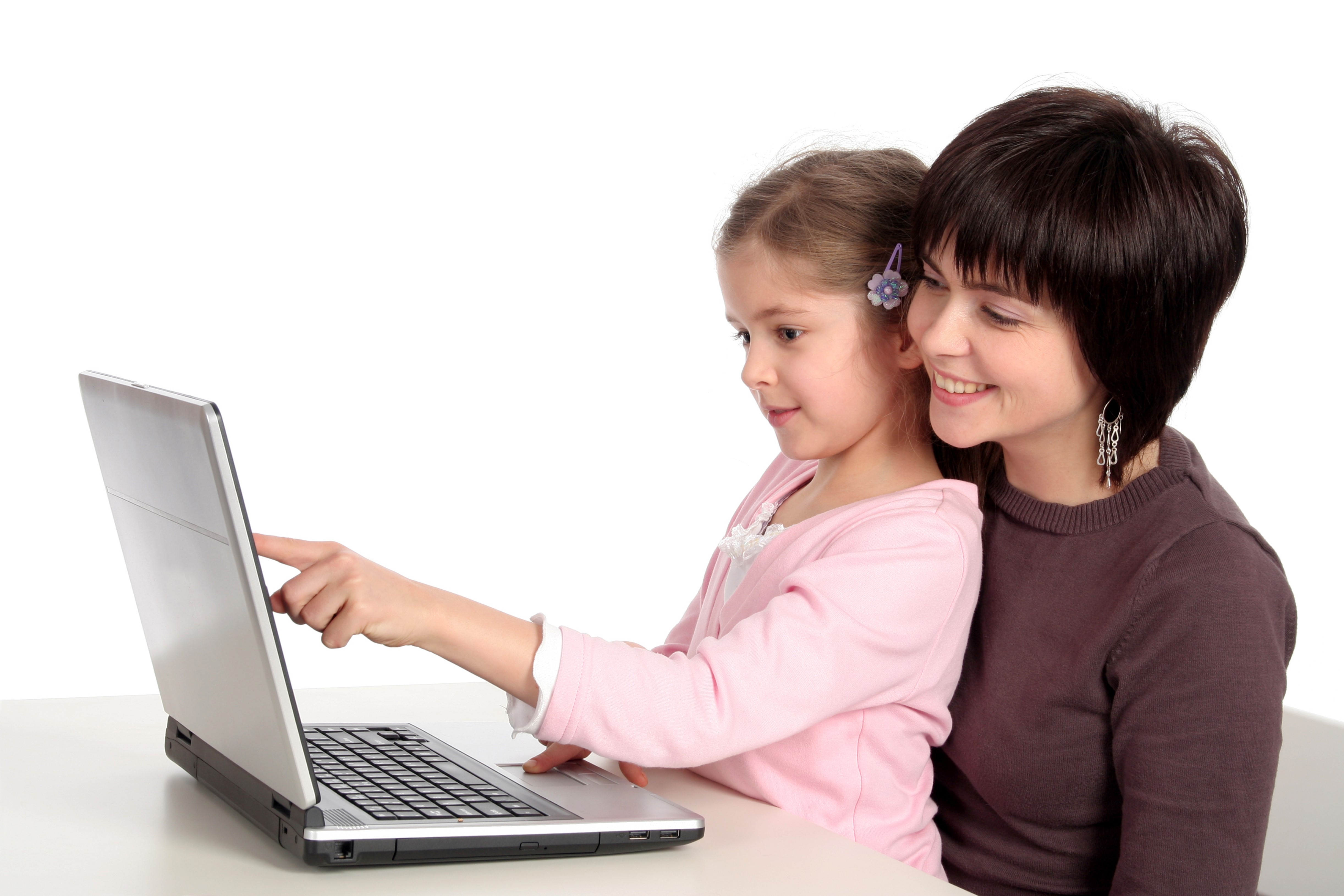 Найти подругу в интернете. Компьютер для детей. Ребенок за компьютером. Детям об интернете. Дети и взрослые в интернете.
