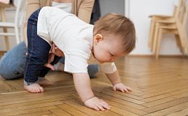 Незрячий ребёнок второго года жизни: учимся падать