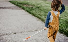 Какие белые трости подходят для незрячих детей: как выбрать тактильную трость для ребёнка?