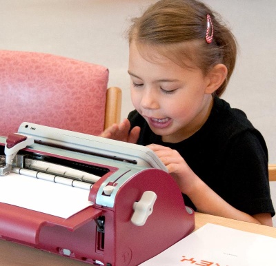 Пишущая машинка для незрячих и слабовидящих