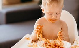 Незрячий ребёнок второго года жизни: учимся есть и играть